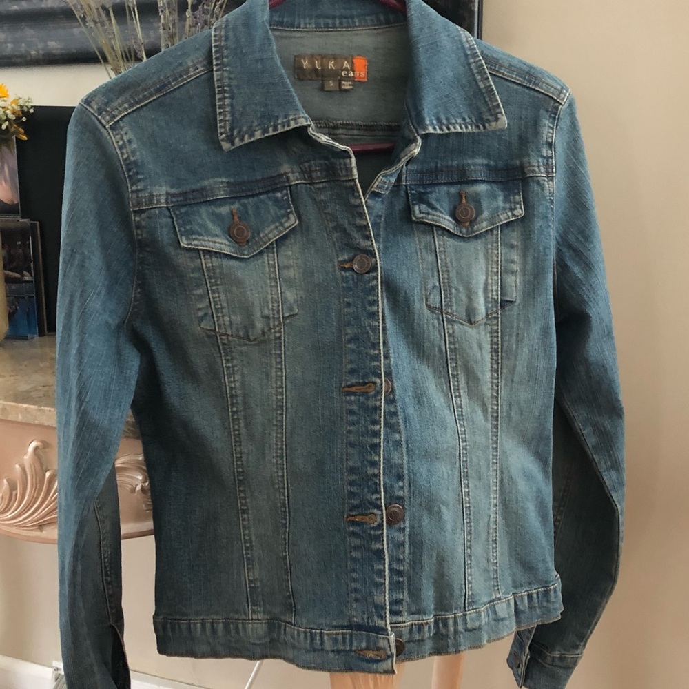 YUKA ladies jean jacket   Loose fitting.  Light blue.